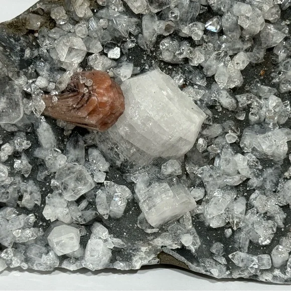 Apophyllite and stilbite Crystal self standing - Picture 5 of 12